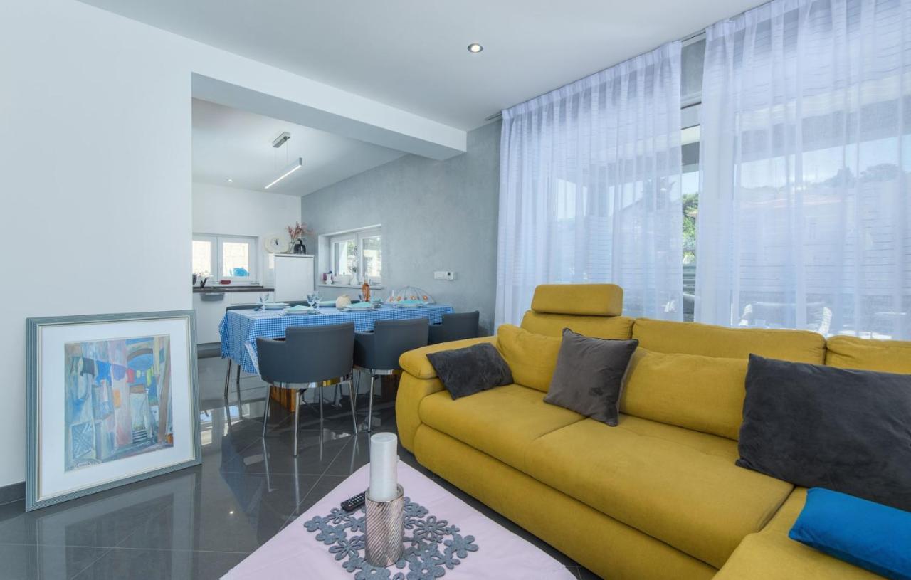 Modern With Shared Pool Near The Sea