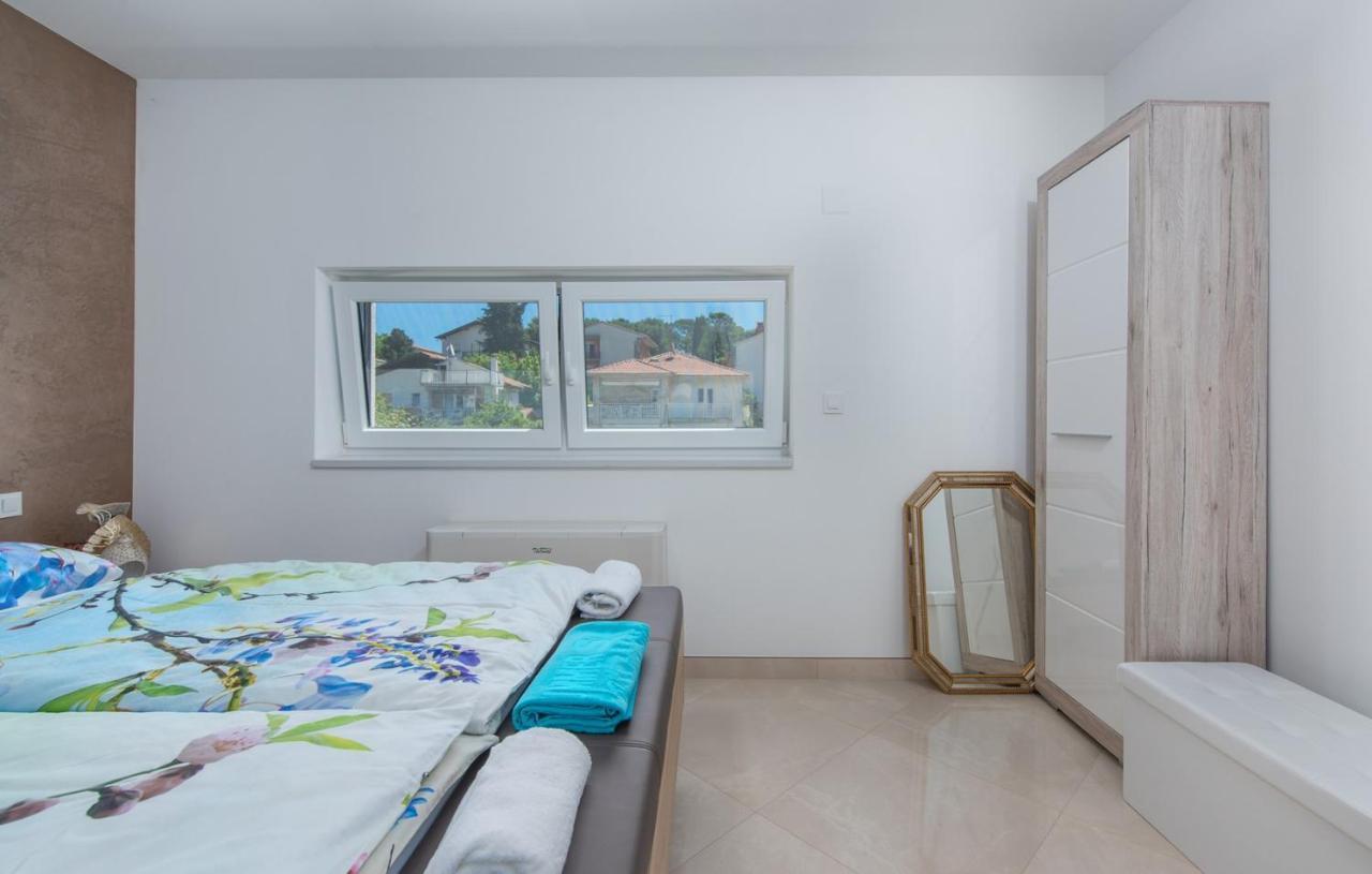 Modern With Shared Pool Near The Sea * Pula