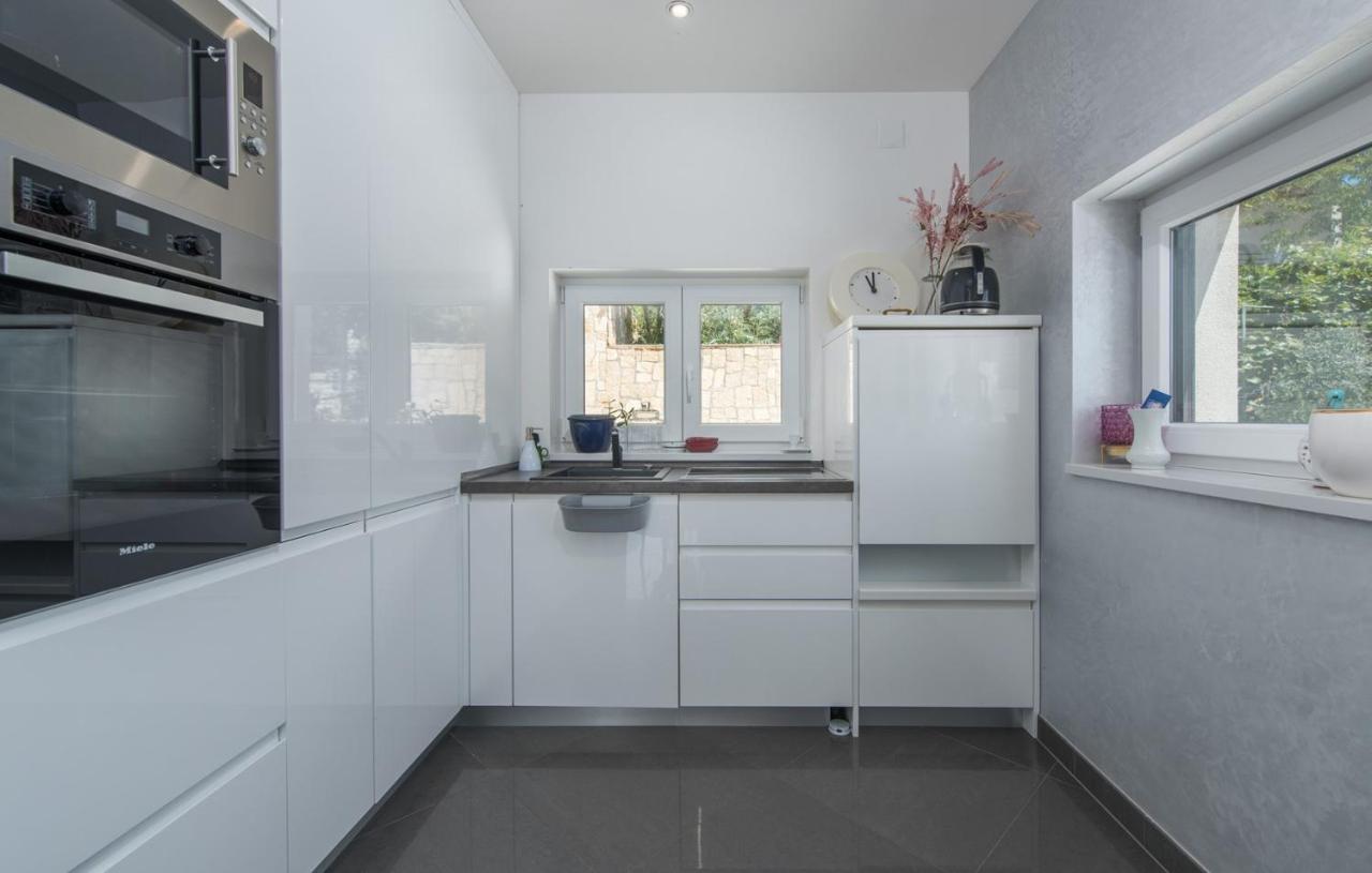 Modern With Shared Pool Near The Sea Guest house Pula