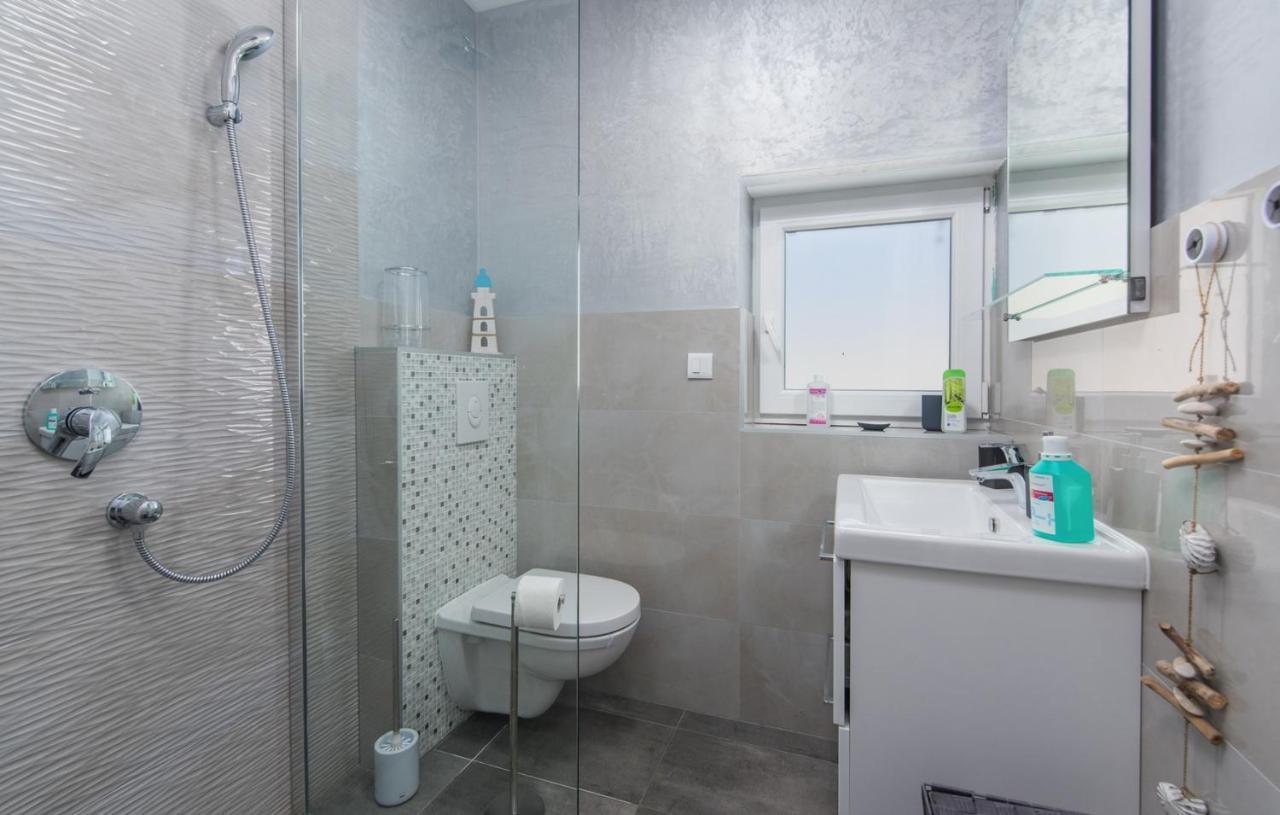 Modern With Shared Pool Near The Sea Guest house