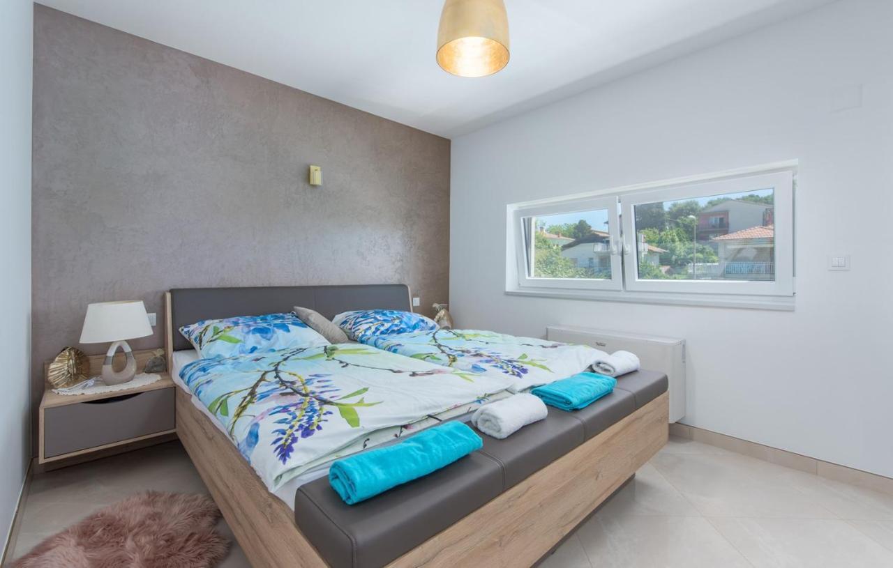 Modern With Shared Pool Near The Sea * Pula