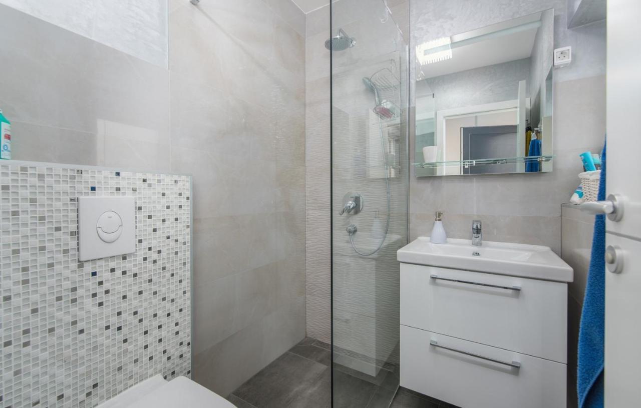 Modern With Shared Pool Near The Sea Guest house
