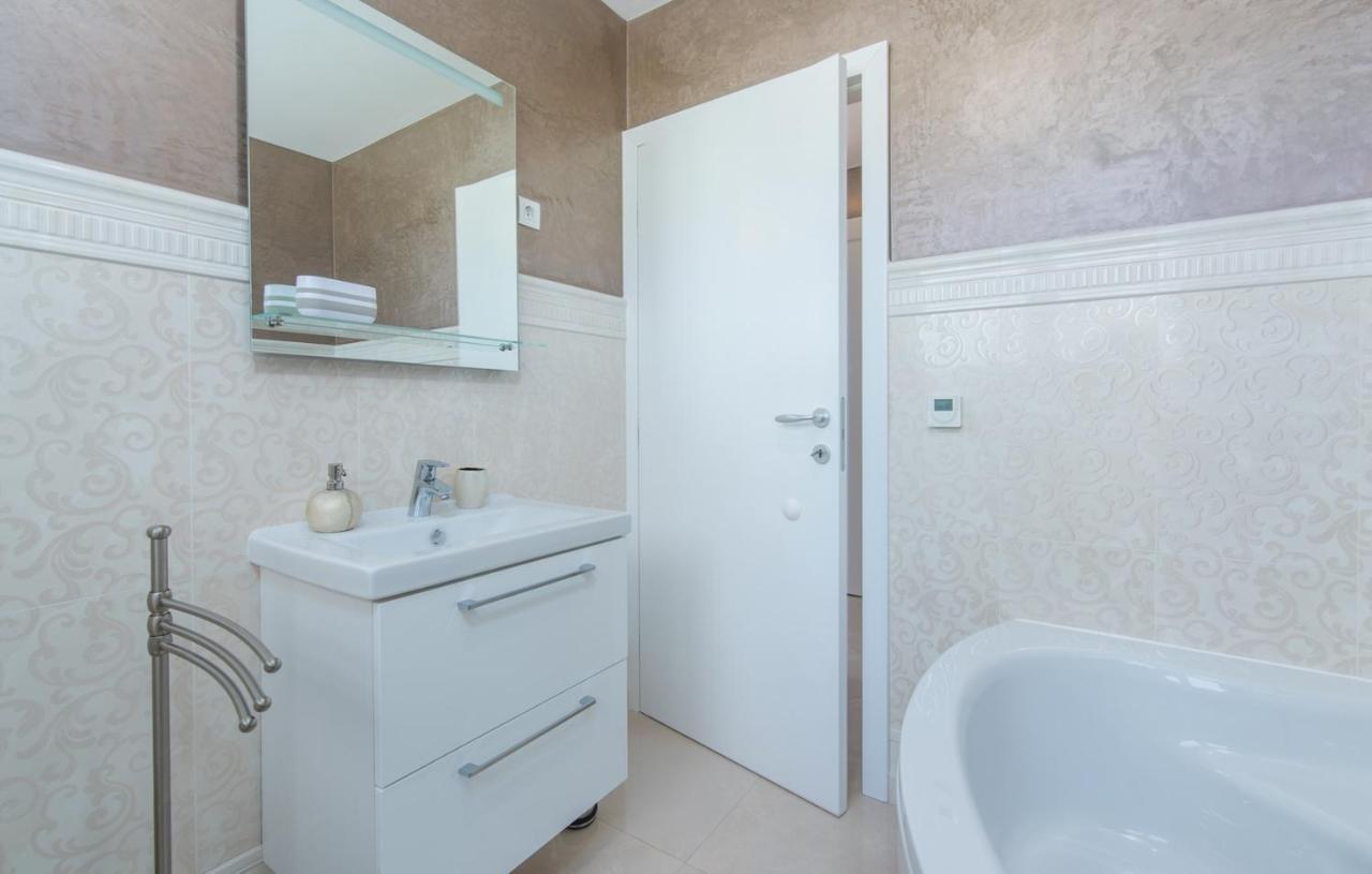 Modern With Shared Pool Near The Sea *