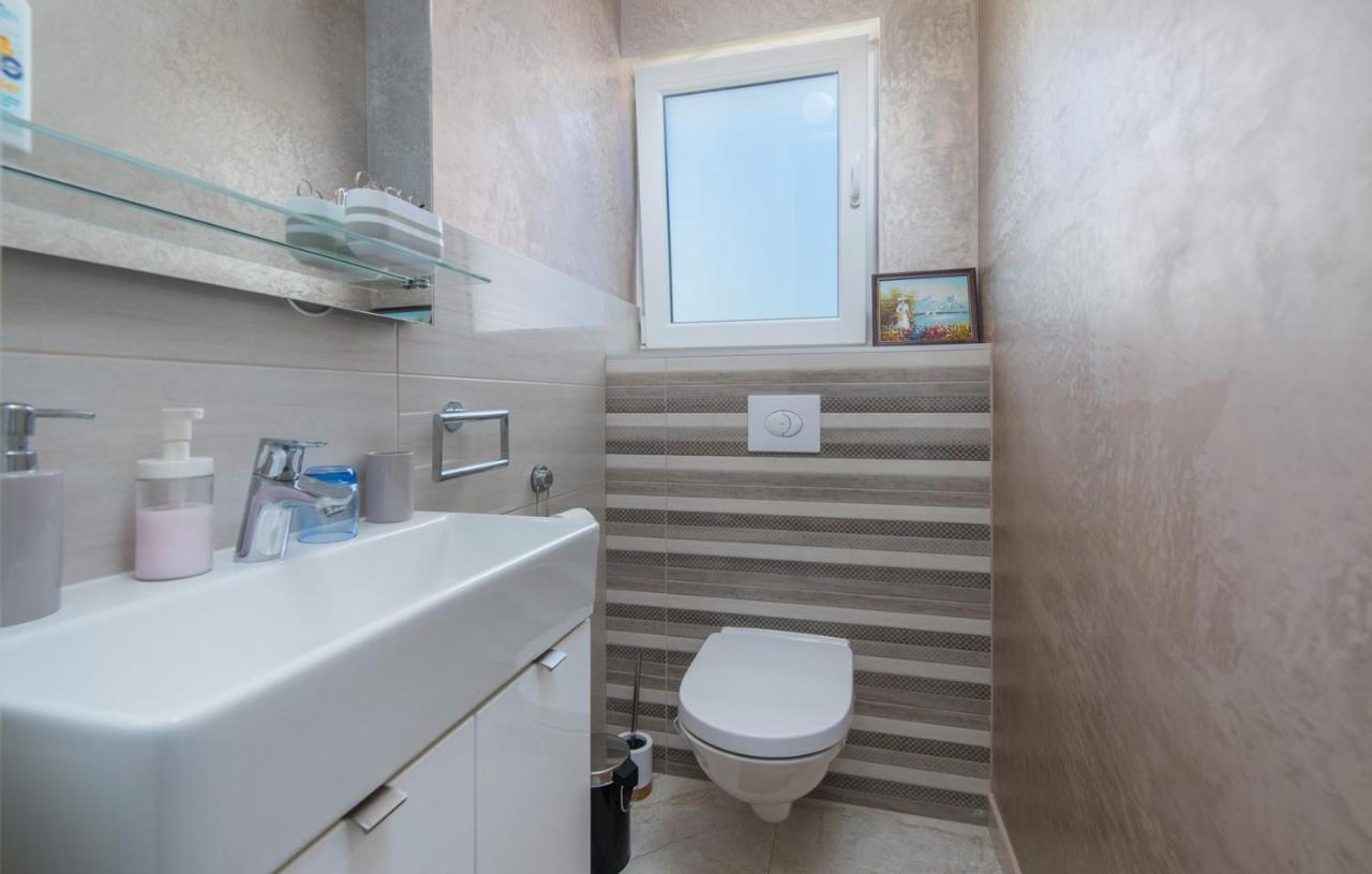 Modern With Shared Pool Near The Sea Pula