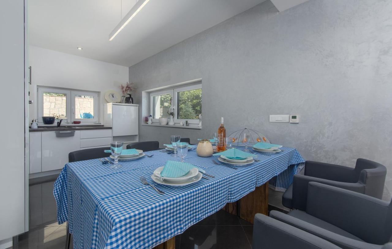 Modern With Shared Pool Near The Sea Pula