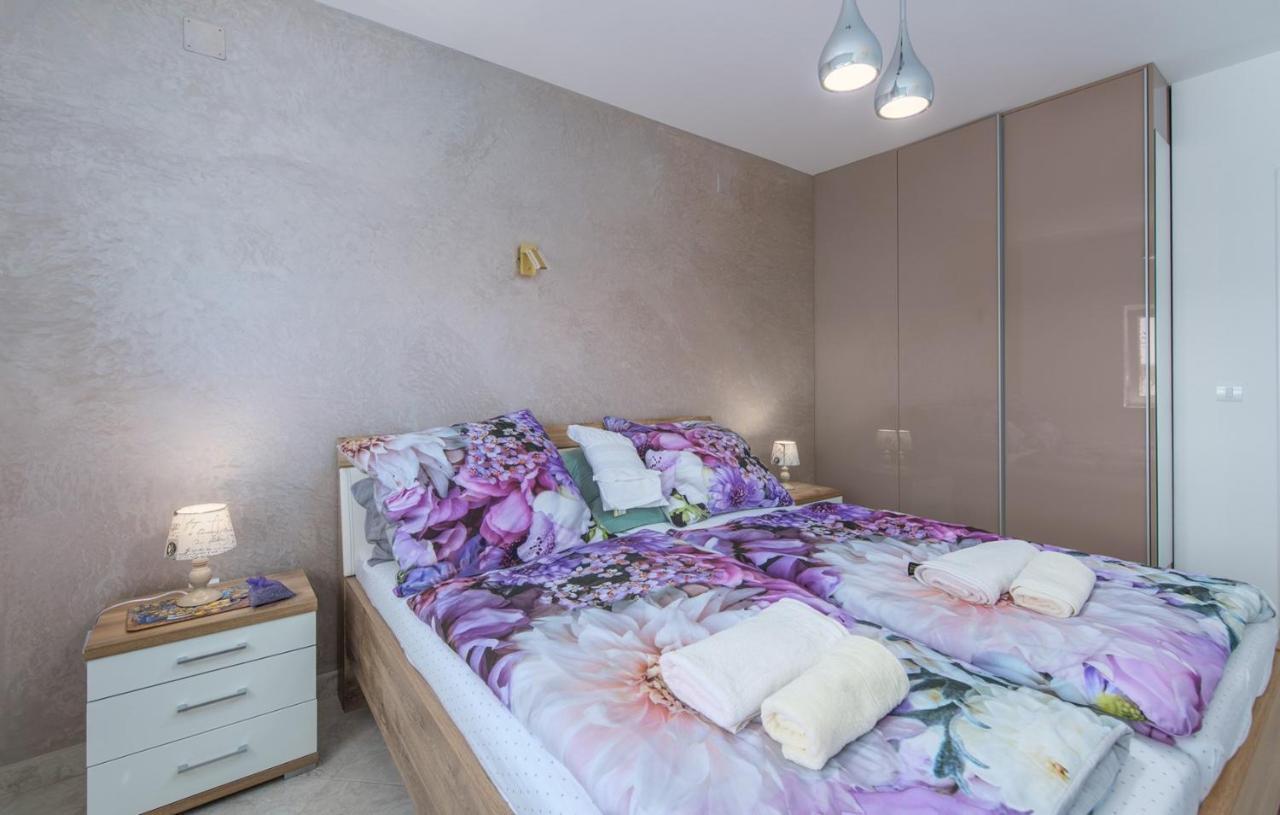 Guest house Modern With Shared Pool Near The Sea Pula