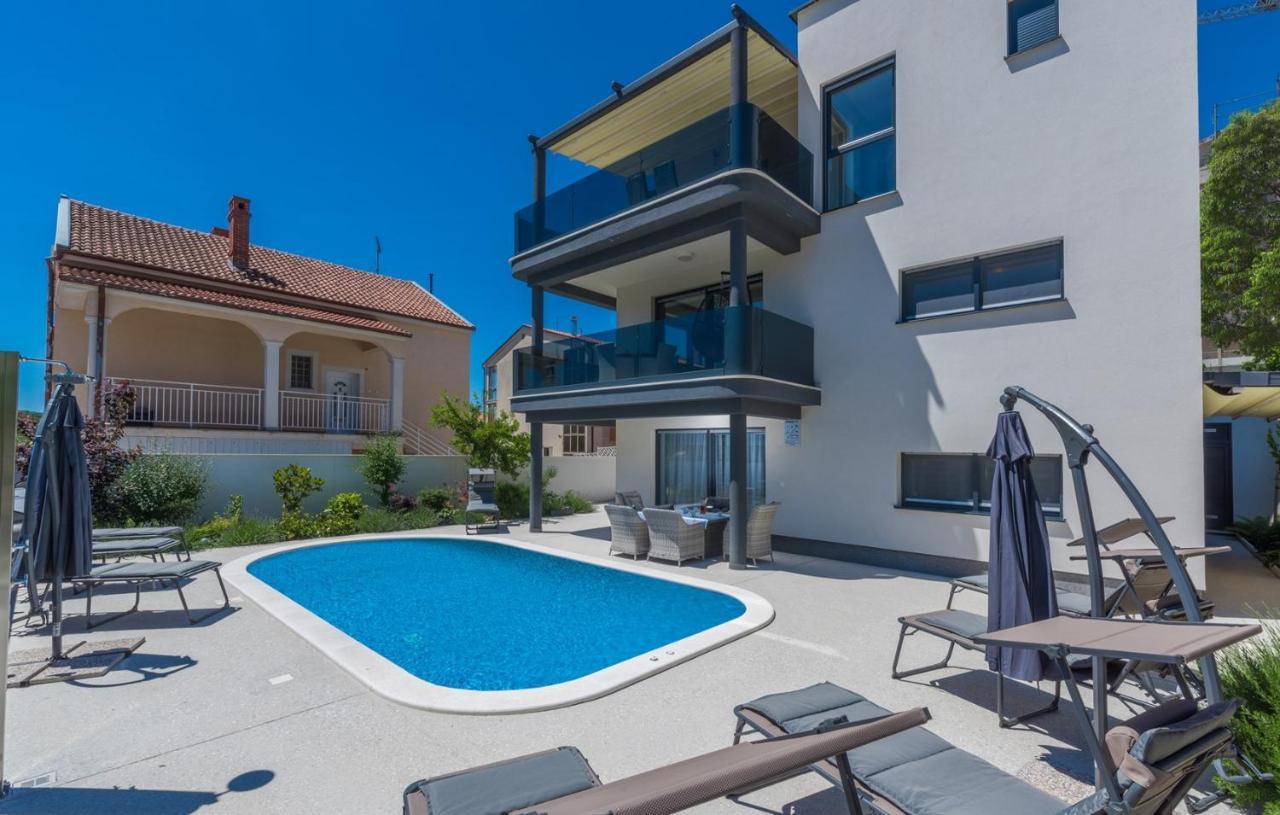 Modern With Shared Pool Near The Sea Pula
